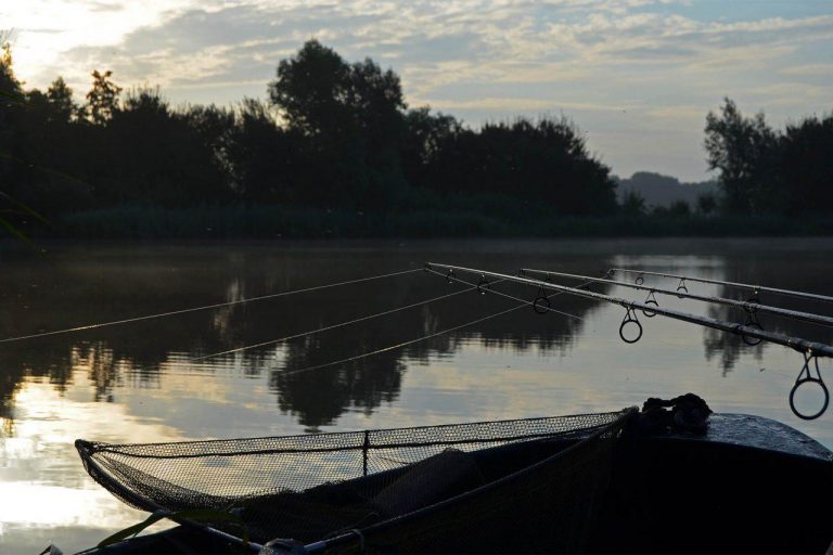 Jordy Kuijper op het viswater Duylmeer. Uitzicht op het water met ondergaande zon.