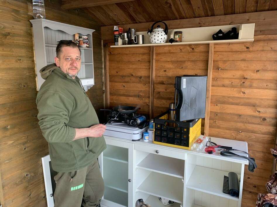 Koken tijdens de vissessie op Little Carpvalley