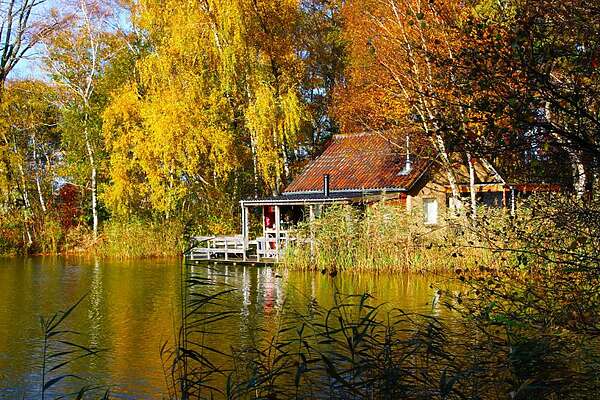 Het huis op Carpvalley met veranda over het water