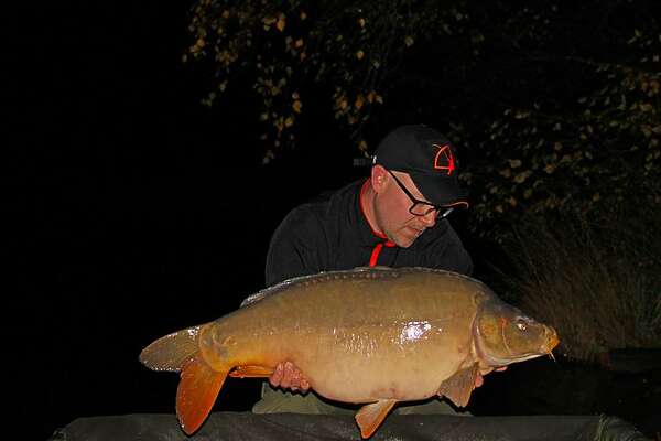 Niels met een mooie spiegelkarper op Carpvalley in Eibergen