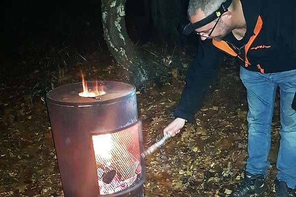 Potkachel op de stek. Lekker warm aan de waterkant