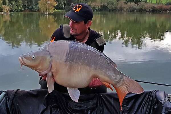 Harm Ketelaars met een mooie two tone spiegel karper