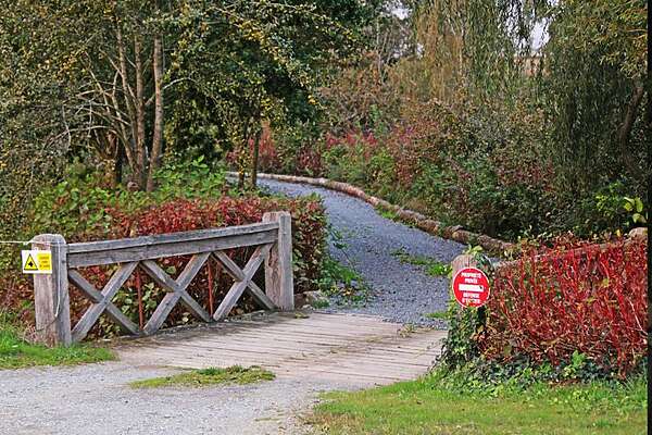 Een herkenbare brug in de omgeving het terrein op van Etang Marolles een betaalwater in Frankrijk