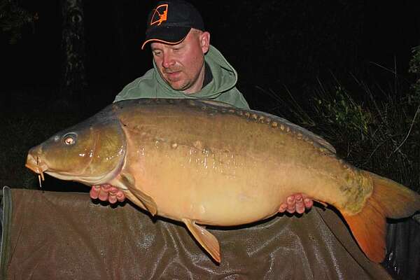 Niels Spangers met een grote spiegel karper op Etang Marolles