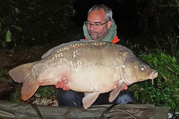 Stein Verheggen met een hoge grote spiegelkarper op Etang Marolles een betaalwater in Frankrijk