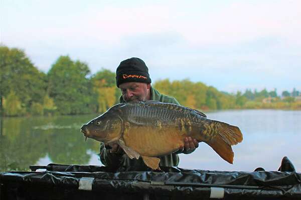 Wilbert Laros met een spiegelkarper van Etang Marolles