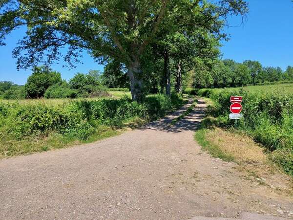 Landweggetje dat naar Aquadev leidt