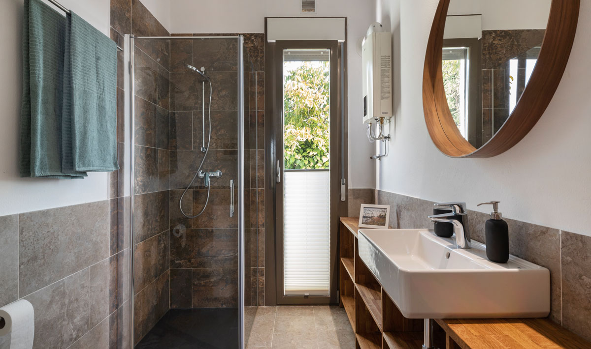 1 Orellana Spain Accommodation Bathroom 1 Spain Bathroom