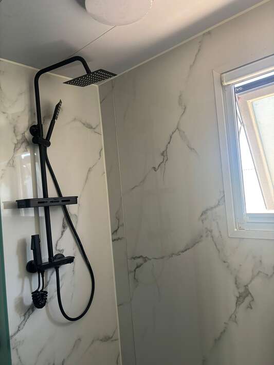 Caspe Fishing Chaos Accommodation Bathroom Chaos Bathroom 3